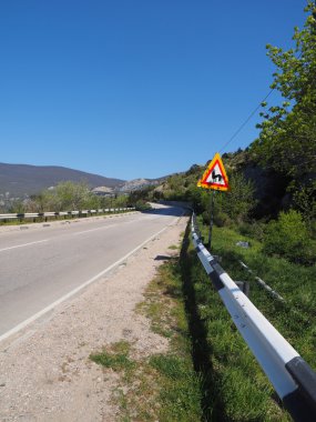 dağlarda asfalt yol. Crimea