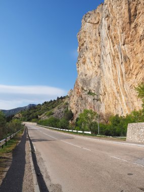 dağlarda asfalt yol. Crimea