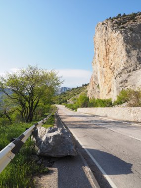dağlarda asfalt yol. Crimea