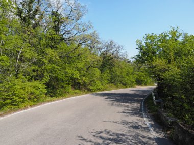 dağlarda asfalt yol. Crimea