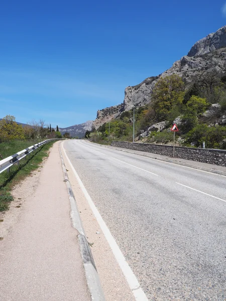 Estrada de asfalto nas montanhas. República da Crimeia — Fotografia de Stock