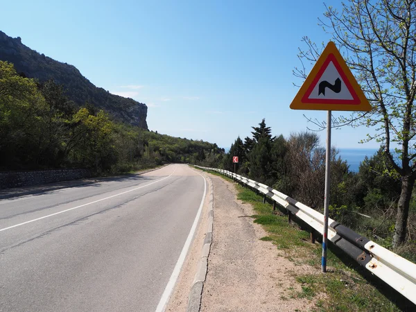 Estrada de asfalto nas montanhas. República da Crimeia — Fotografia de Stock