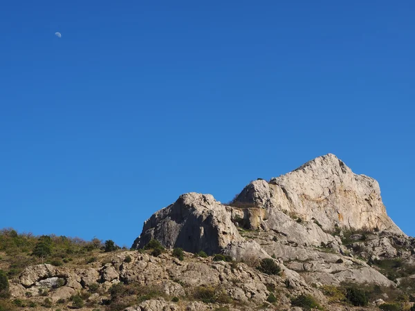 Luna en las montañas — Foto de Stock