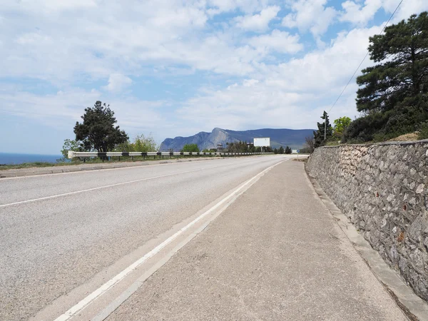 Estrada de asfalto nas montanhas. República da Crimeia — Fotografia de Stock