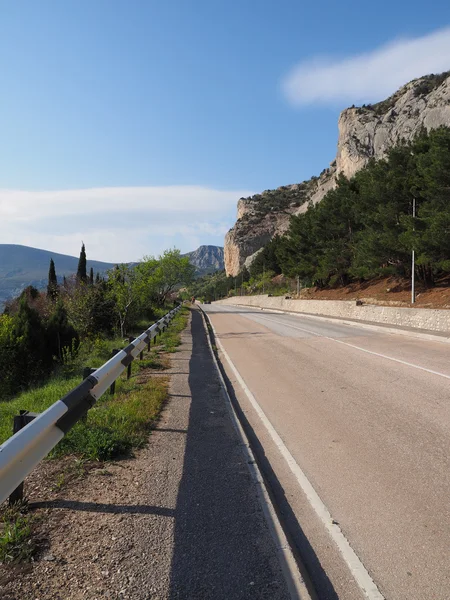 Camino de asfalto en las montañas. Crimea — Foto de Stock