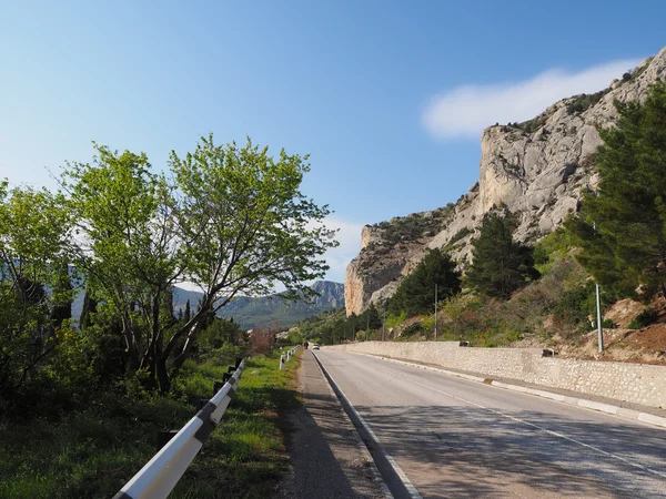 Strada asfaltata in montagna. Crimea — Foto Stock