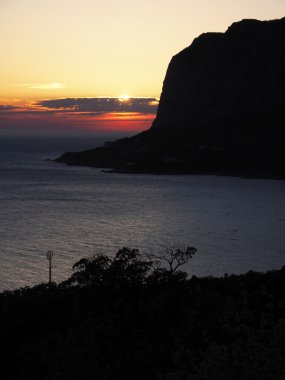 dağlarda günbatımı. Kırım