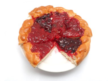 Beyaz bir arka planda Berry tart