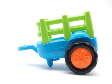 Beyaz bir arka plan üzerinde oyuncak römork