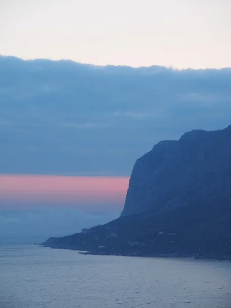 Puesta de sol en las montañas. crimea — Foto de Stock