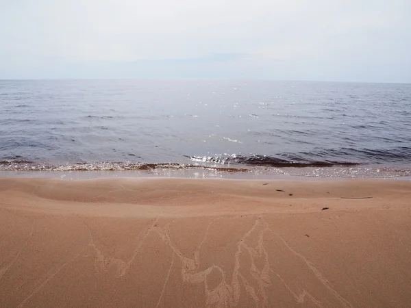 Sandiga stranden av sjön — Stockfoto