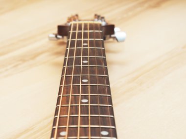 Güzel bir akustik gitar. Müzik aleti