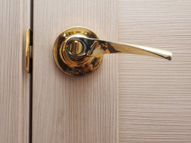 Güzel, sarı kapı tokmağı.