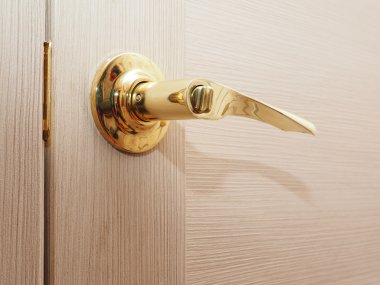 Güzel, sarı kapı tokmağı.