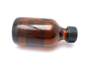 Beyaz arka planda izole edilmiş kahve şişesi.