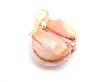 Beyaz arka planda sarımsak