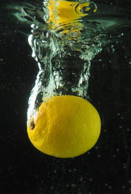 Karanlık bir arka plan üzerinde kabarcıklar limon