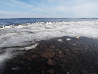 taşlar ve gölde buz