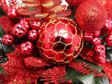 Beyaz arka planda noel süslemeleri