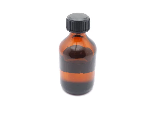 Flacon de médicament en verre brun isolé sur fond blanc — Photo