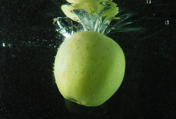 Apple in water with bubbles on a dark background — Stock Photo, Image