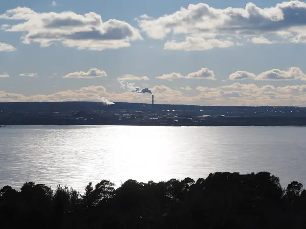 La ciudad en la orilla opuesta del lago — Foto de Stock