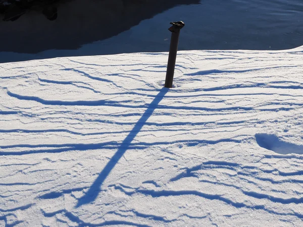 Zardzewiała rura w śniegu — Zdjęcie stockowe