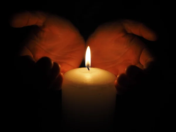 mum ve eller siyah arkaplanda