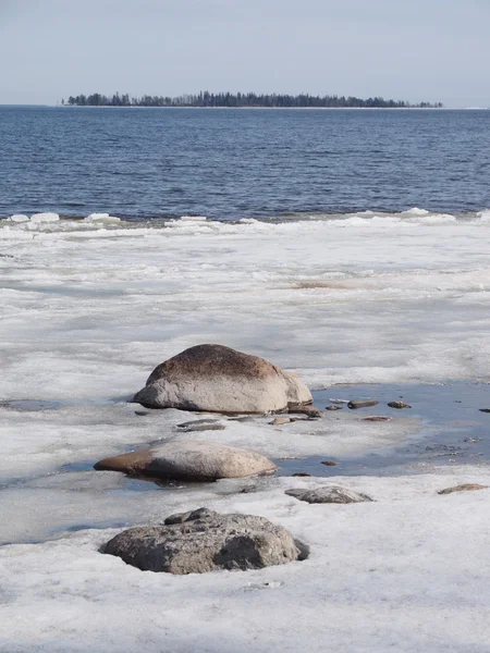 Pedras e gelo no lago — Fotografia de Stock
