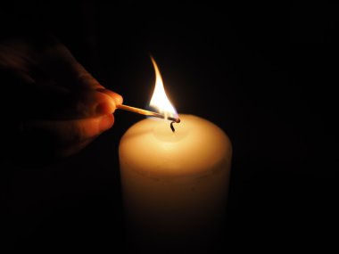 siyah bir arka plan üzerinde mum yaktı maç