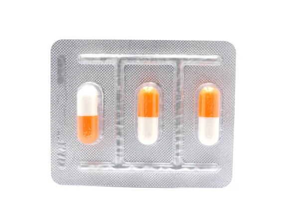 Упаковка таблеток на белом фоне — стоковое фото