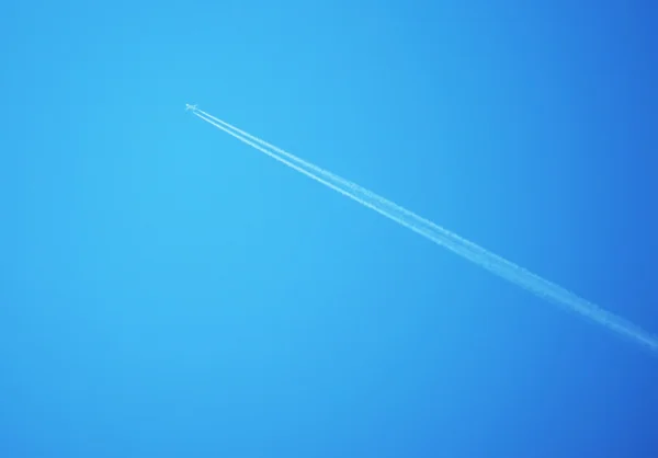 Flugzeug hoch am Himmel — Stockfoto