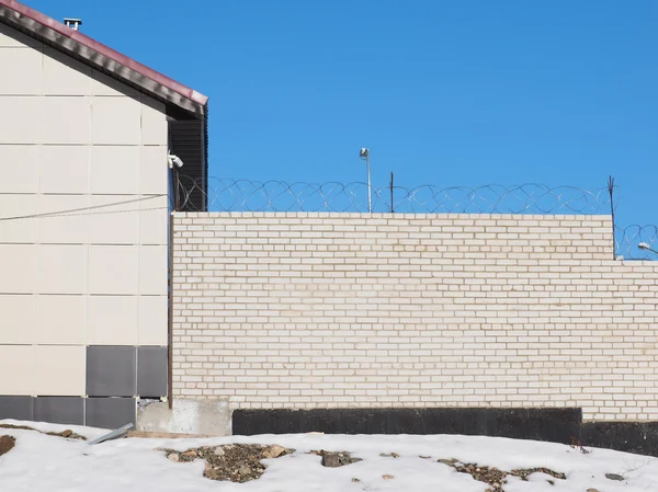 Bakstenen muur met prikkeldraad — Stockfoto