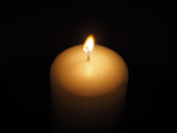 Velas em um fundo preto — Fotografia de Stock