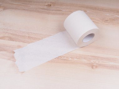 Tahta arka planda tuvalet kağıdı