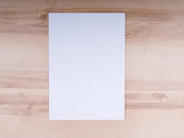 A4 kağıt ahşap arka plan üzerinde