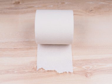 Tahta arka planda tuvalet kağıdı