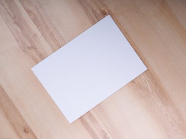 A4 kağıt ahşap arka plan üzerinde