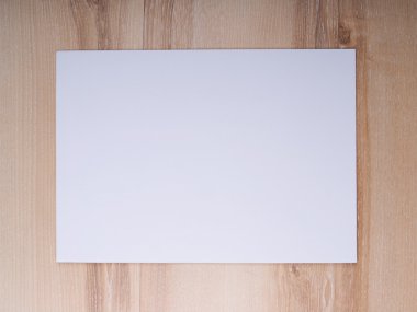 A4 kağıt ahşap arka plan üzerinde