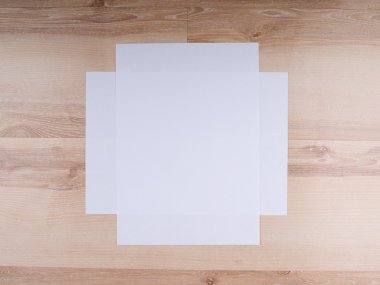 A4 kağıt ahşap arka plan üzerinde