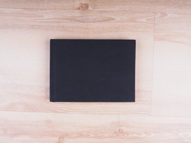 ahşap arka plan üzerinde siyah notları