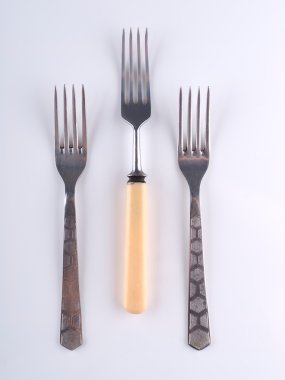 Gri bir arka plan üzerine çatal