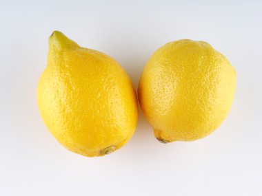 gri zemin üzerine limon