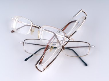 Gözlükleri gri bir arka plan üzerinde