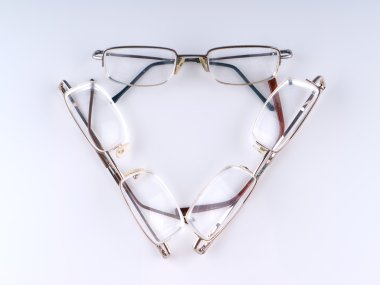 Gözlükleri gri bir arka plan üzerinde