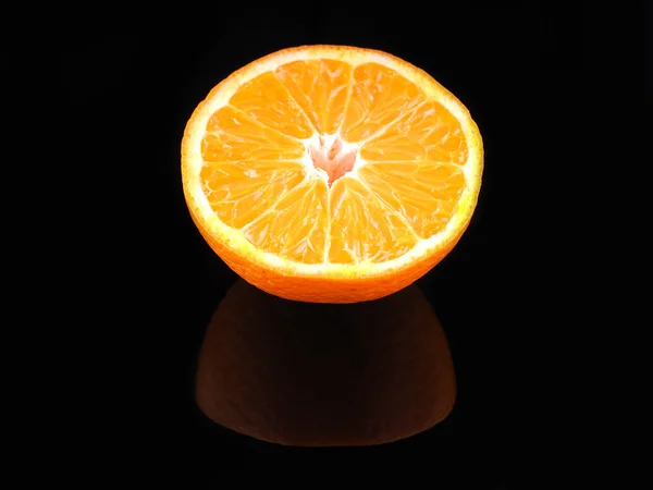 Laranja sobre um fundo preto — Fotografia de Stock