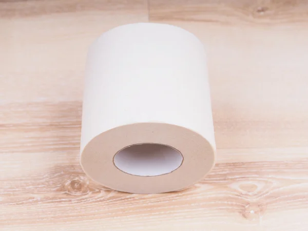 Papier toaletowy na drewnianym tle — Zdjęcie stockowe