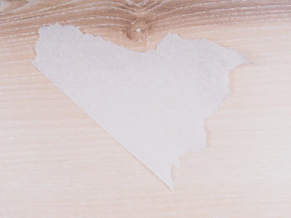 Kawałek papieru na tle drewniane — Zdjęcie stockowe