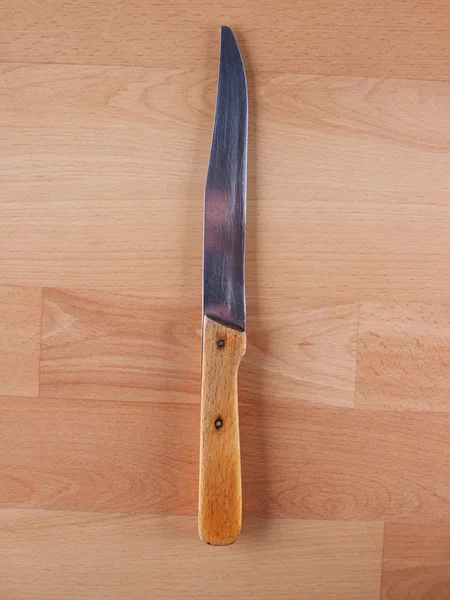 Cuchillo sobre fondo de madera — Foto de Stock