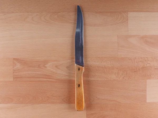 Cuchillo sobre fondo de madera — Foto de Stock